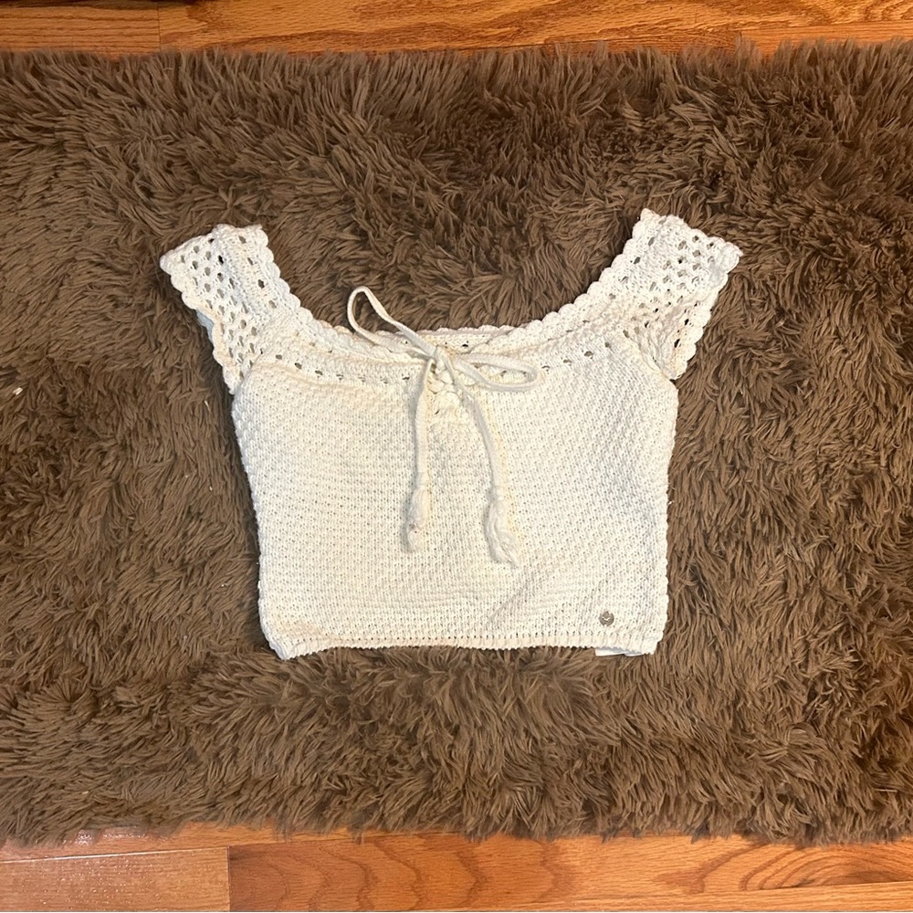 Hollister white cropped knit shirt